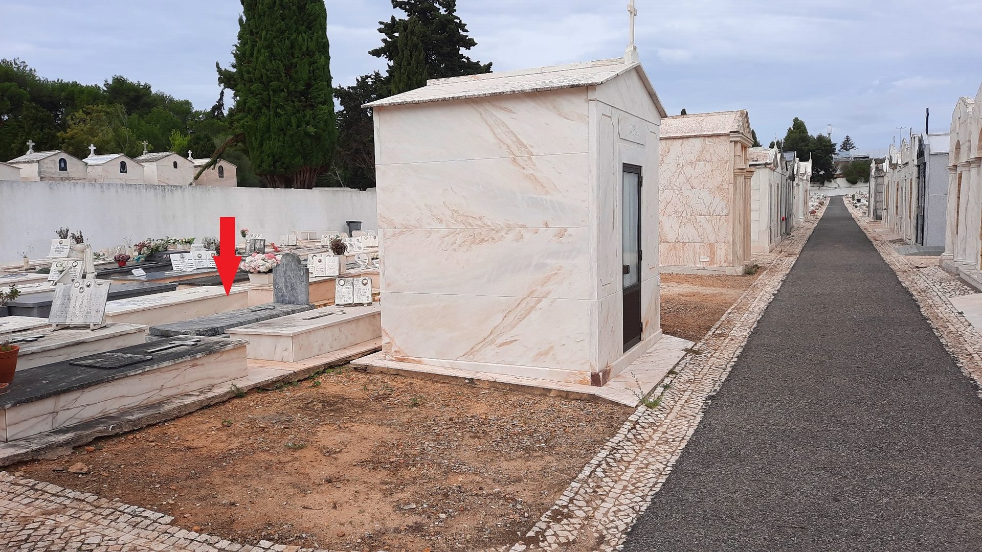 Aldo Castellani's tomb, Cemiterio da Guia, Cascais - 01.jpg
